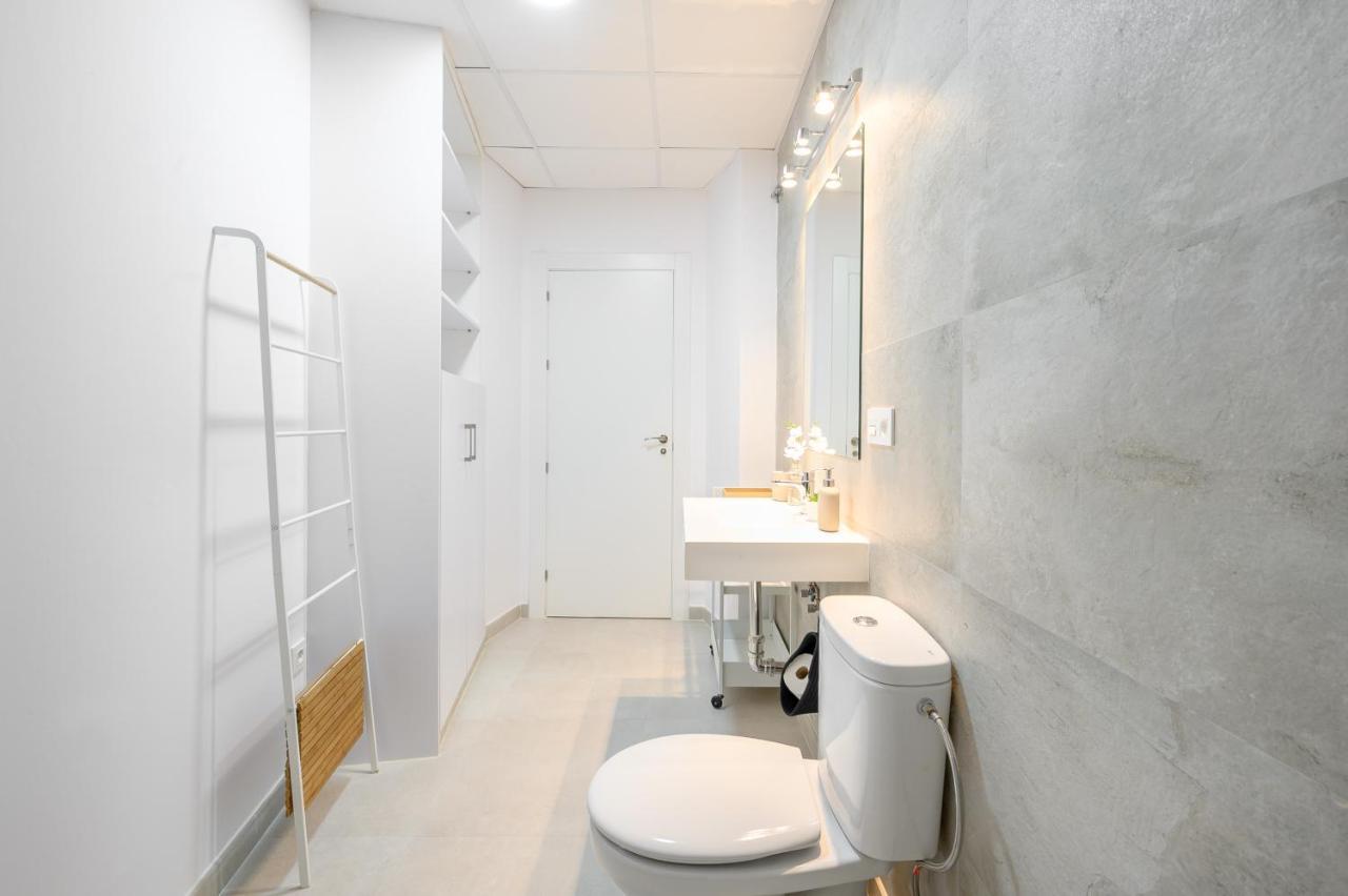 Modern 3 Bedroom, City Center With Patio & High Ceilings By 10Tosea Malaga Bagian luar foto